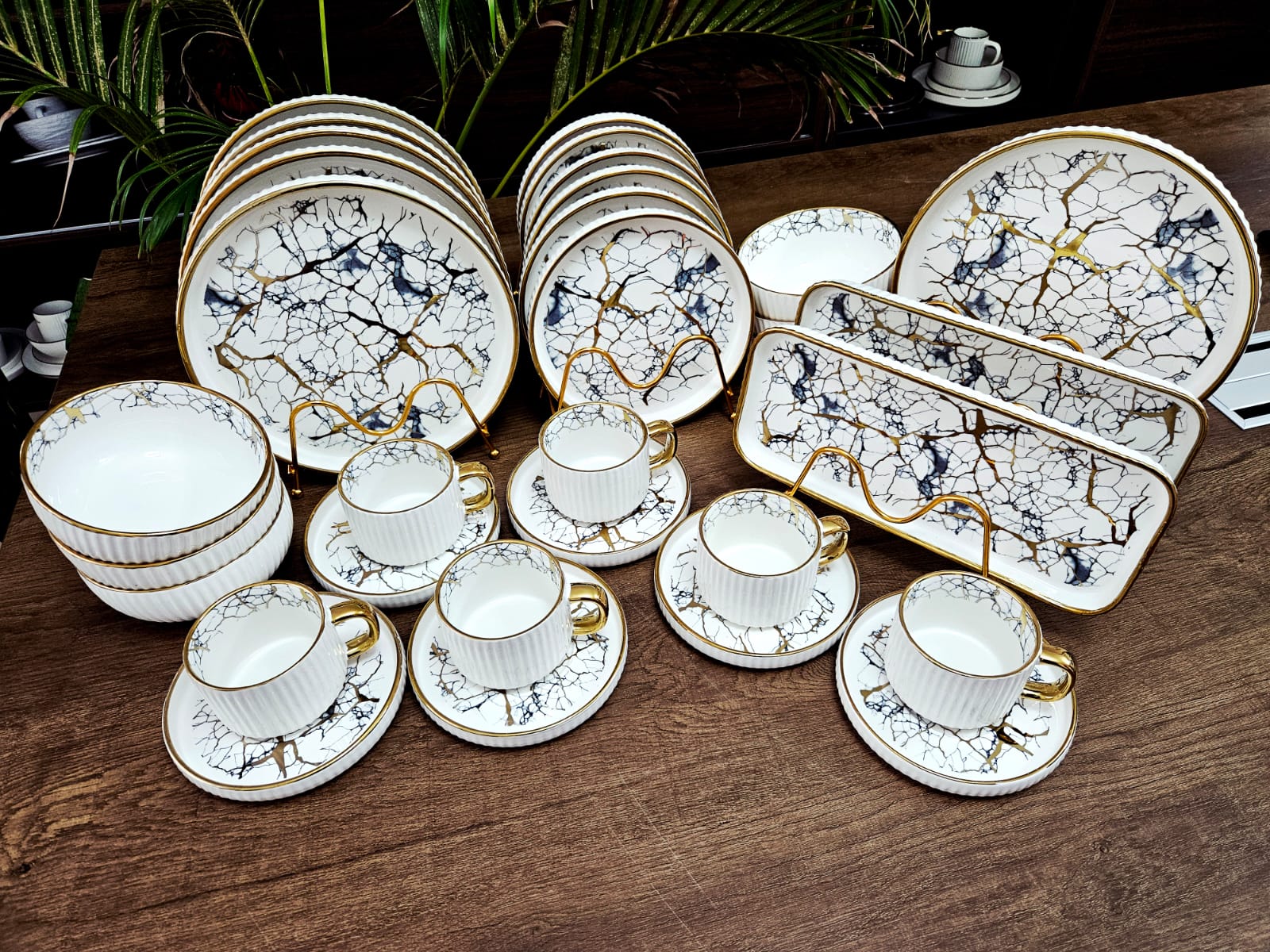 32pcs Beautiful Elegant Porcelain Dinner Set Transform Your Dining Table - Image 3