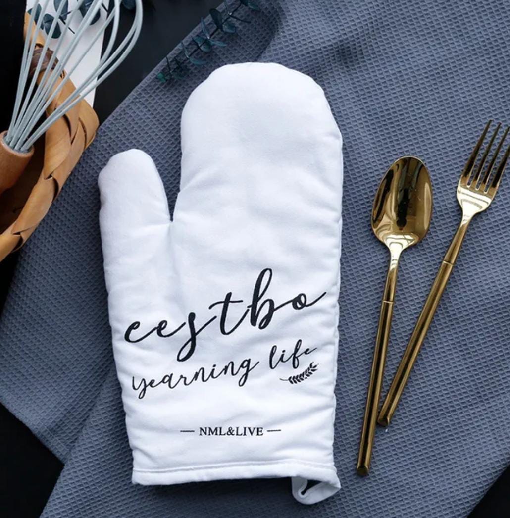 A Pair of Nordic Oven Gloves - Image 2