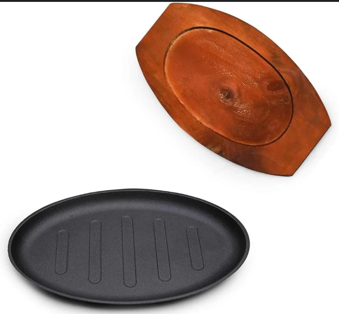 Cast iron hot sizzling plate on wooden tray - Image 3