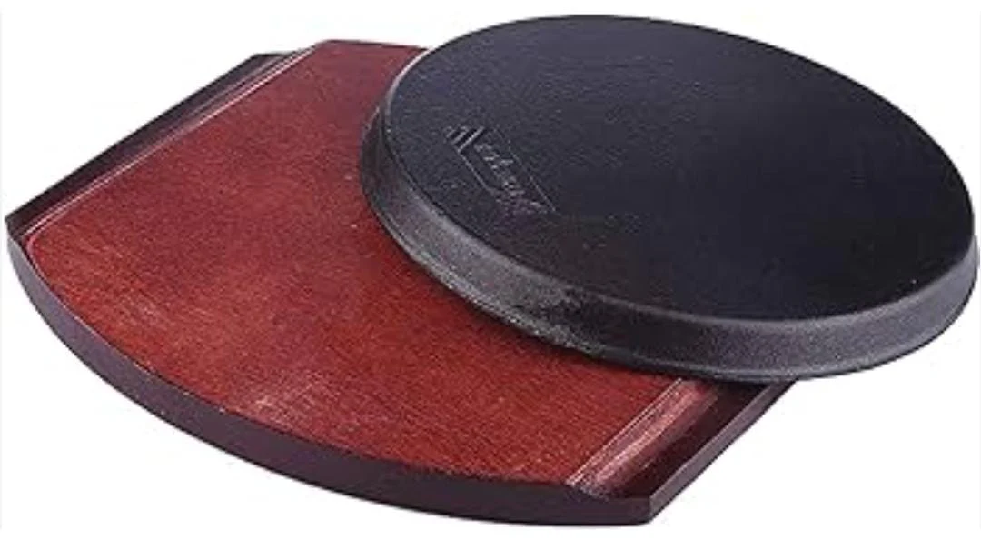 Cast iron hot sizzling plate on wooden tray - Image 7