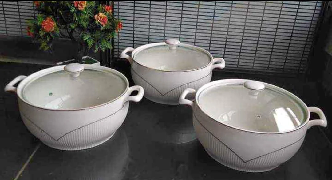 Ceramic serving bowl with glass lid - Image 2