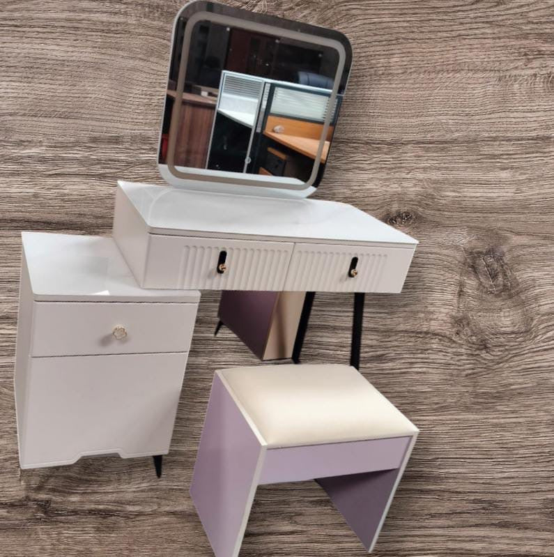 Elegant Dressing Table 
With Lighting mirrors - Image 3