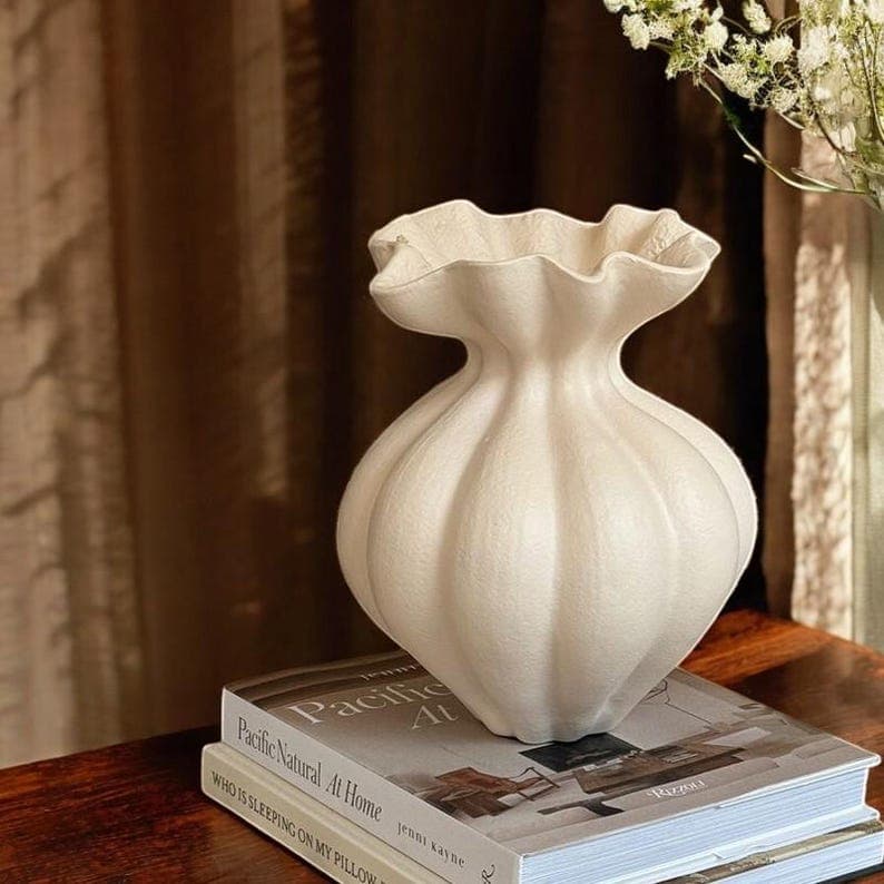 French High-End Retro Art Decoration White Petal Shaped Ceramic Vase - Image 2