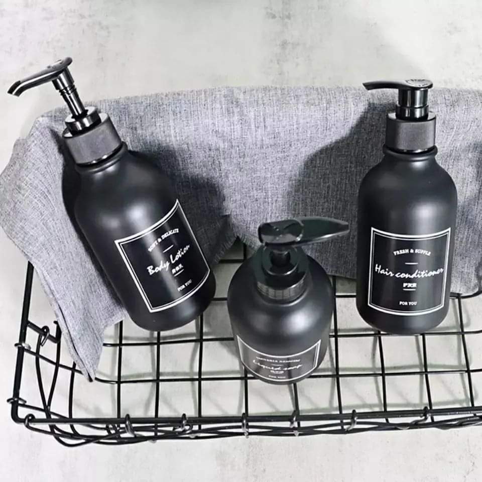 Matte black lotion bottle - Image 2