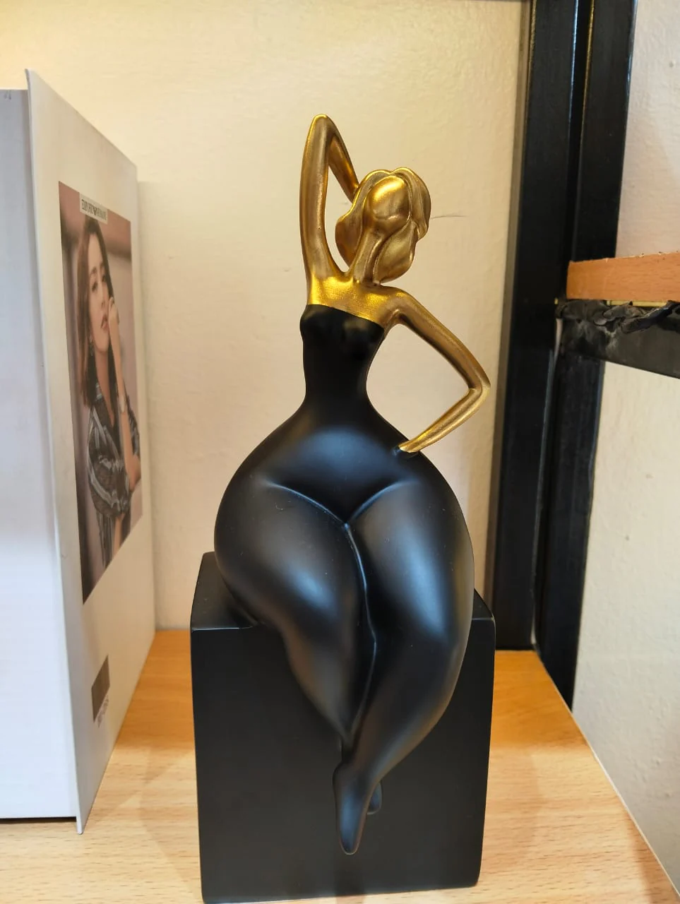 Office/home figure Modeling Resin Table Ornaments - Image 2