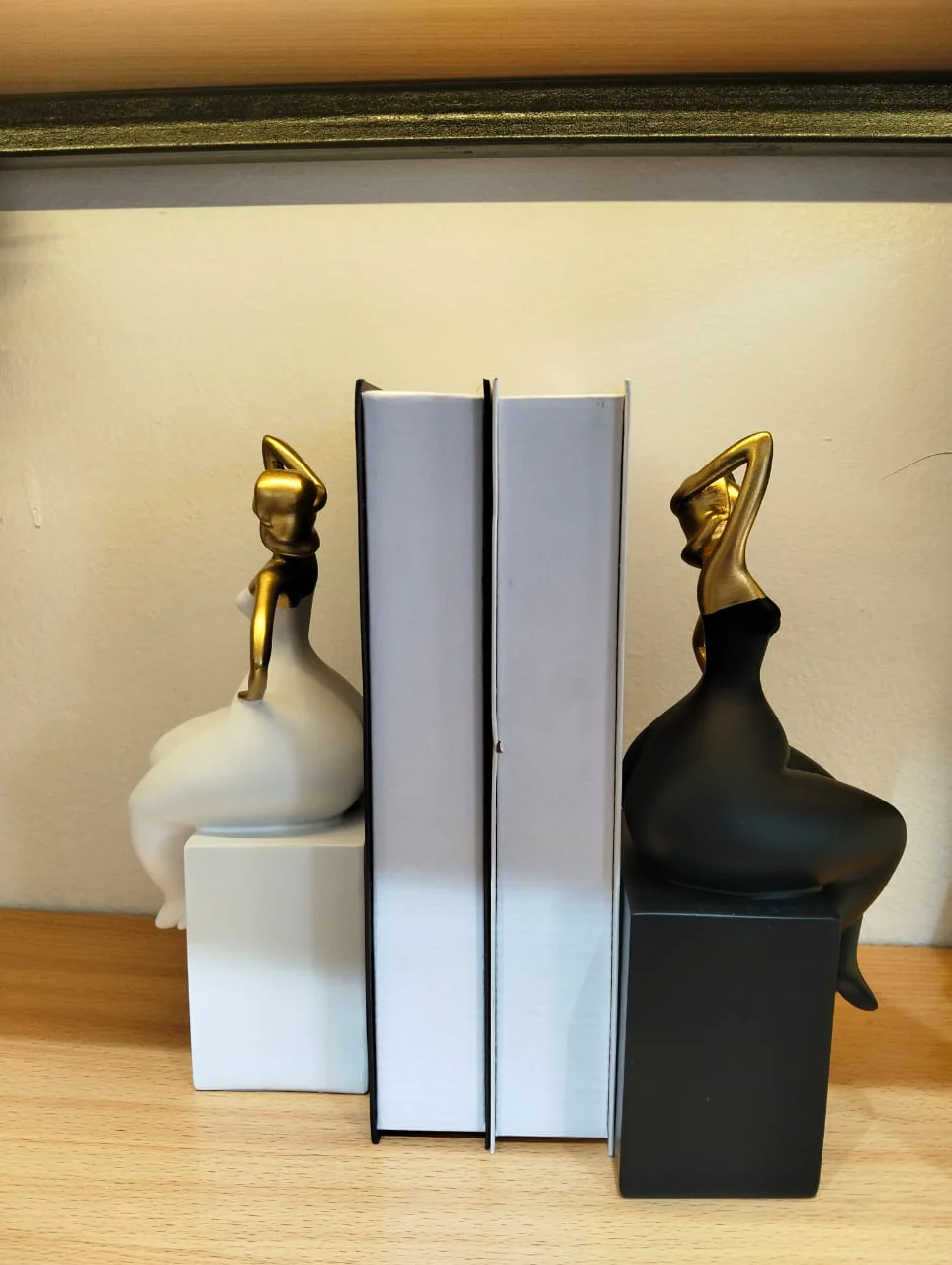Office/home figure Modeling Resin Table Ornaments - Image 3