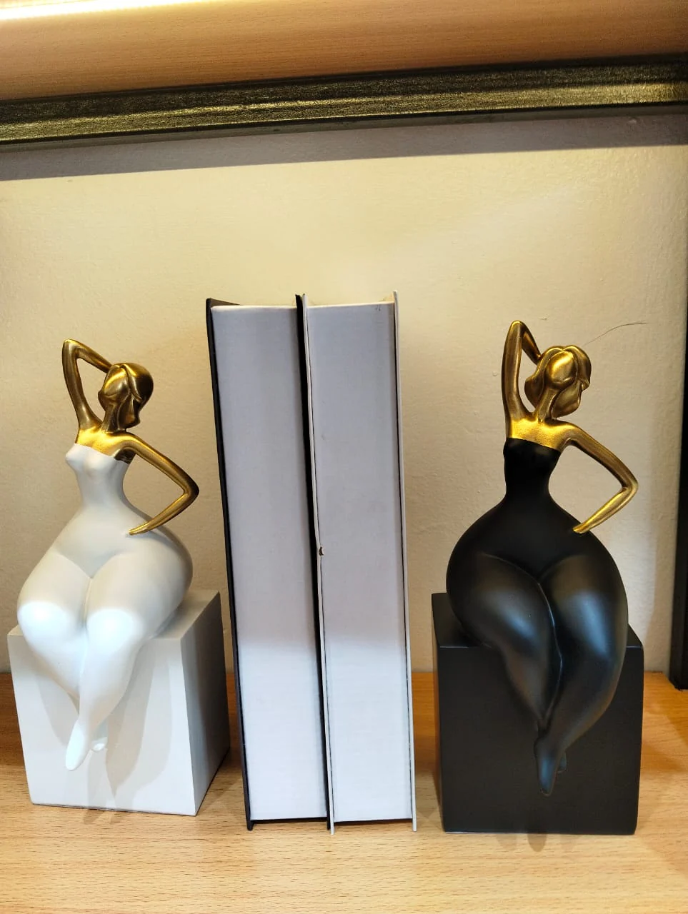 Office/home figure Modeling Resin Table Ornaments - Image 4