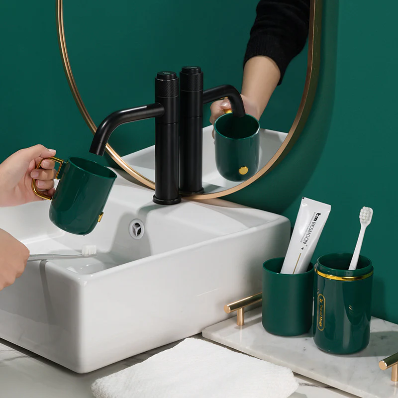 Portable travel toothbrush storage case - Image 4