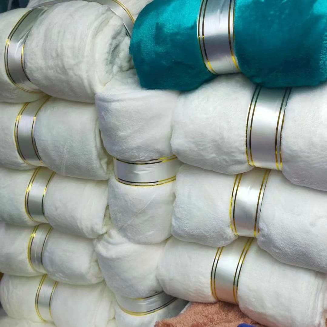 White fleece blanket - Image 4